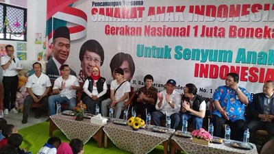 Vokom UI Serahkan Bantuan Boneka dan Mainan untuk Korban Tsunami