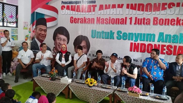 Vokom UI Serahkan Bantuan Boneka dan Mainan untuk Korban Tsunami