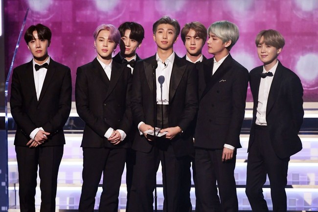 Jimin dan V mengenakan setelan jas model double breasted. Sementara Jin dan Jungkook mengenakan tuksedo dengan jaket model shawl lapel. J-Hope berbalut Chaplin Tuxedo, dan RM berbalut tuksedo klasik. Foto: Rich Fury/Getty Images