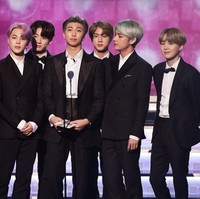 Jimin dan V mengenakan setelan jas model double breasted. Sementara Jin dan Jungkook mengenakan tuksedo dengan jaket model shawl lapel. J-Hope berbalut Chaplin Tuxedo, dan RM berbalut tuksedo klasik. Foto: Rich Fury/Getty Images