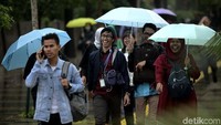 Meski hujan, para pejalan kaki tetap melintas pedestrian.