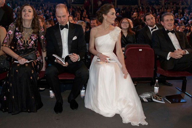 Dalam balutan gaun putih tersebut, Kate memesona bak malaikat. Gaun itu hadir dengan garis leher asimetris yang mengekspos bahu indah sang Duchess of Cambridge. Foto: Getty Images