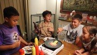 Kebersamaan Lio, Diego, dan Sabrina juga terlihat saat hendak masak pancake. Siapa nih yang paling jago masak? Foto: Instagram liodiegosabrina