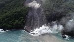 Potret Guguran Lava Panas Membelah Hutan Gunung Karangetang