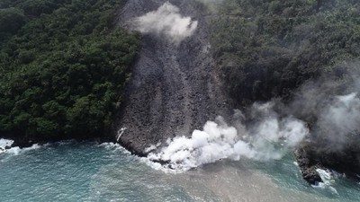 Potret Guguran Lava Panas Membelah Hutan Gunung Karangetang