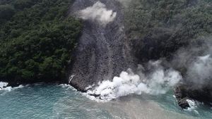 Potret Guguran Lava Panas Membelah Hutan Gunung Karangetang