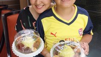Nah, kalau ini pose manja Diego bareng mamanya. Ia mendapat tumpeng mini untuk acara ulang tahunnya. Foto: Instagram liodiegosabrina