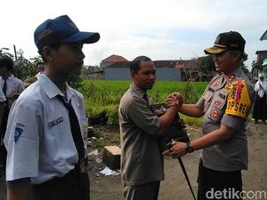 Guru yang Ditantang Siswanya Terima Penghargaan