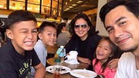 Sebelum liburan singkat, Lio, Diego, dan Sabrina ngemil bareng dulu di sebuah coffee shop di bandara. Foto: Instagram liodiegosabrina