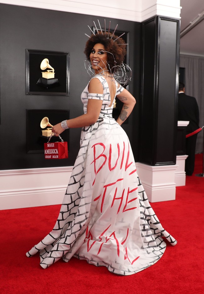 Tak cuma itu, pelantun Cold Wind ini memaksimalkan gayanya dengan mahkota berpaku serta kawat berduri yang menghiasi area bahu. Joy mengungkapkan, penampilan tersebut adalah bentuk dukungannya bagi Trump yang berencana membangun tembok pembatas sebagai solusi imigran gelap dari Meksiko dan sekitarnya. (Foto: REUTERS/Lucy Nicholson)