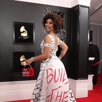 Tak cuma itu, pelantun Cold Wind ini memaksimalkan gayanya dengan mahkota berpaku serta kawat berduri yang menghiasi area bahu. Joy mengungkapkan, penampilan tersebut adalah bentuk dukungannya bagi Trump yang berencana membangun tembok pembatas sebagai solusi imigran gelap dari Meksiko dan sekitarnya. (Foto: REUTERS/Lucy Nicholson)