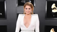 Meghan Trainor tampak menawan dengan jumpsuit putih berbelahan rendah. Jon Kopaloff/Getty Images