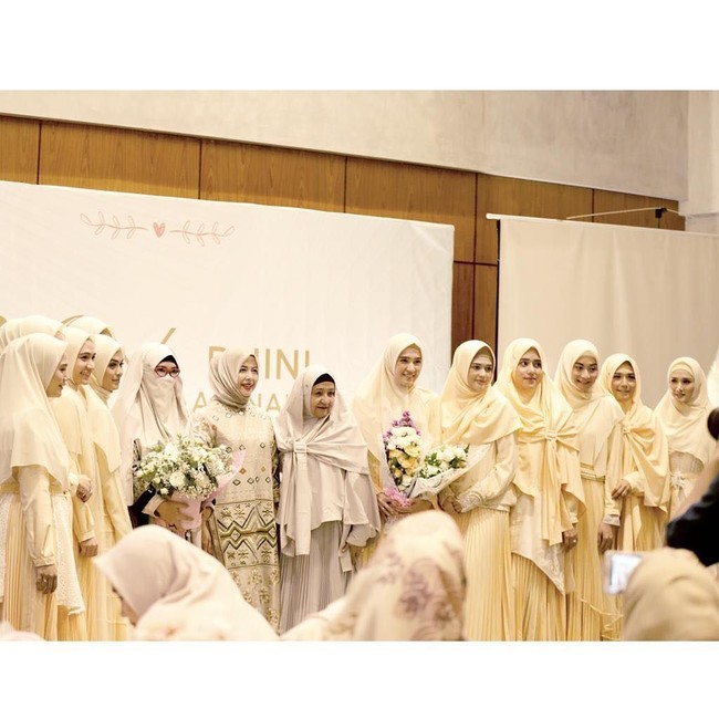 Beberapa public figur hadir di acara peluncurannya, seperti Dewi Sandra dan Lindswell Kwok. Mereka pun memakai koleksi khimar tersebut yang diklaim memiliki 1000 gaya. Foto: Instagram/dhiniaminarti