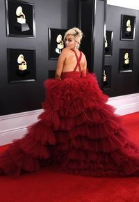 Dulu Ditolak Desainer karena Bentuk Tubuh, Bebe Rexha Tampil Memukau di Grammy