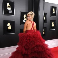 Penolakan para desainer nyatanya tak membuat Bebe Rexha tidak bisa tampil maksimal di red carpet Grammy Awards 2019. Ia muncul secara dramatis berbalut gaun merah dengan aksen ruffle. Foto: Getty Images