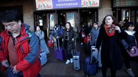 Suasana di depan Stasiun Kereta Api Beijing pasca libur Imlek. REUTERS/Jason Lee.