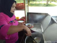 Mau Cicip Mie Bakso Janda? Cukup Bayar Rp 10 Ribu Saja
