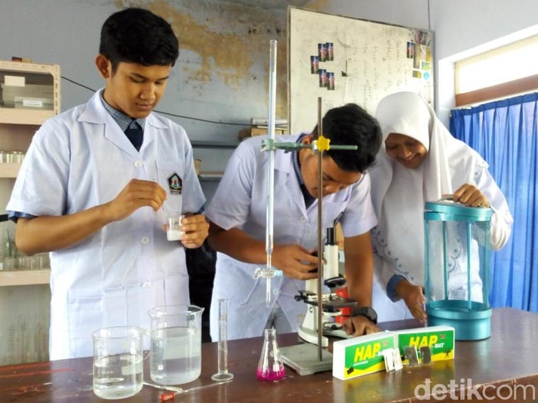 Tiga Pelajar Ini Bikin Obat Nyamuk Harum Semerbak Seperti Teh Tiga Pelajar Ini Bikin Obat Nyamuk Harum Semerbak Seperti Teh