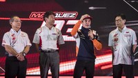 Tak sendiri, Marquez hadir bersama President Director AHM Toshiyuki Inuma (kiri), Executive Vice President Director AHM Johannes Loman (kanan), dan General Manager Race Operations Management Division Tetsuhiro Kuwata as HRC Director (kedua kiri).