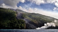 Berdasarkan hasil pengamatan visual, aktivitas lava yang masih terus berlangsung dapat mengakibatkan akumulasi volume lava di lereng gunung dan mengakibatkan perubahan arah sebaran aliran lava maupun guguran material vulkanik serta mengakibatkan longsor pada bagian tubuh gunung api.