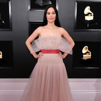 Gaun romantis lainnya dikenakan Kacey Musgraves. Gaun romantis dari tulle ini semakin memikat berkat sabuk warna merah yang kontras. Gaun cantik itu merupakan koleksi Valentino. Foto: Getty Images