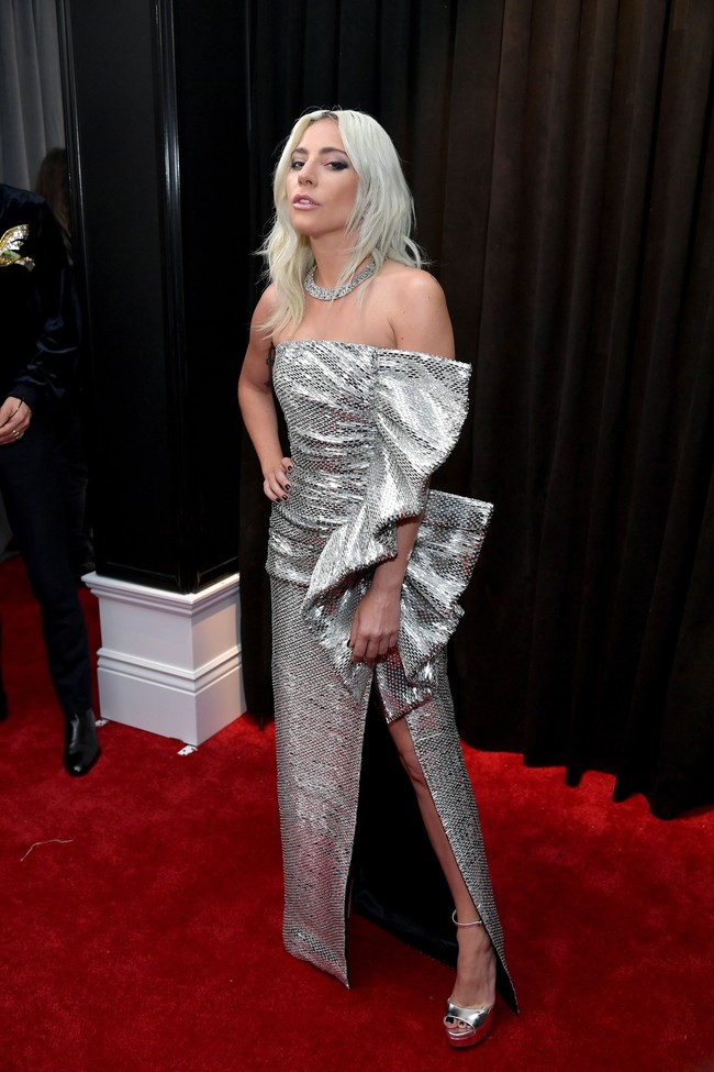 Gaun rancangan Hedi Slimane dari rumah mode Slimane menjadi andalan pertama Lady Gaga di Grammy Awards 2019 yang berlangsung di Staples Center, Los Angeles, California, Amerika Serikat, itu. Gaun tersebut menemani penampilan nomine lima Grammy Awards ini saat berpose di karpet merah. Foto: Getty Images