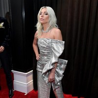 Gaun rancangan Hedi Slimane dari rumah mode Slimane menjadi andalan pertama Lady Gaga di Grammy Awards 2019 yang berlangsung di Staples Center, Los Angeles, California, Amerika Serikat, itu. Gaun tersebut menemani penampilan nomine lima Grammy Awards ini saat berpose di karpet merah. Foto: Getty Images