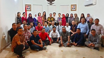 Satu pesan yang dapat dipetik dari Onno W Purbo dalam perbincangan santai tersebut adalah: Lakukan apa saja yang kamu cintai dan membuatmu bahagia, tetapi jadilah yang terbaik di bidang tersebut. Dan yang terpenting, jadikan hal tersebut bermanfaat bagi masyarakat di sekitarmu. Foto: KBRI Muscat, Oman