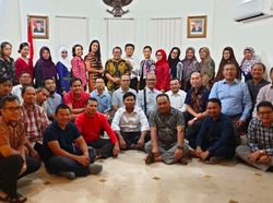 Yuk Intip Aksi Pak Guru Onno Purbo Ajari Anak-anak di Oman