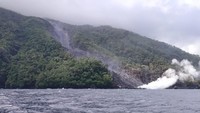 PVMBG mengeluarkan rekomendasi zona perkiraan bahaya yang meliputi radius 2,5 km dari puncak Kawah Dua (utara) dan kawah Utama (selatan). (Foto: Dok. BNPB)