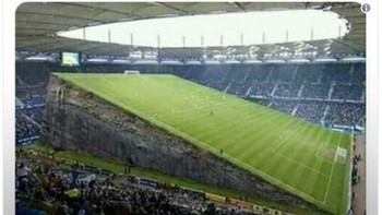 Kalau lapangannya seperti ini, mungkin Chelsea bisa menang. (Foto: Internet/Twitter)