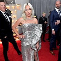 Merupakan koleksi Celine Spring 2019 yang ditampilkan perdana di Paris Fashion Week September lalu, gaun ini muncul dalam potongan yang lebih pendek di catwalk. Khusus untuk Lady Gaga, Hedi melakukan alterasi dengan membuat gaun n ini lebih panjang sehingga terasa lebih glamor untuk karpet merah sekelas Grammy. Foto: Getty Images
