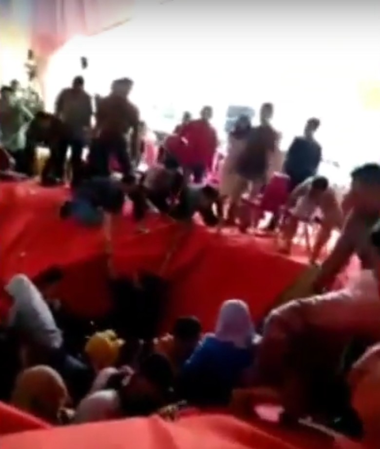 Viral Panggung Pelaminan di Kapuk Roboh, Tamu Tercebur ke Kali Viral Panggung Pelaminan di Kapuk Roboh, Tamu Tercebur ke Kali
