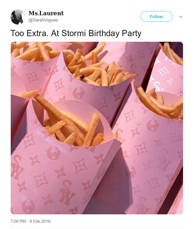 Tak hanya permainan dan dekorasi, makanan yang disedikan Kylie dan Travis pun bisa dibilang ekstra. Lihat saja kentang berbalut kartun serupa logo Stormi dan Louis Vuitton ini. Foto: Instagram