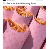 Tak hanya permainan dan dekorasi, makanan yang disedikan Kylie dan Travis pun bisa dibilang ekstra. Lihat saja kentang berbalut kartun serupa logo Stormi dan Louis Vuitton ini. Foto: Instagram