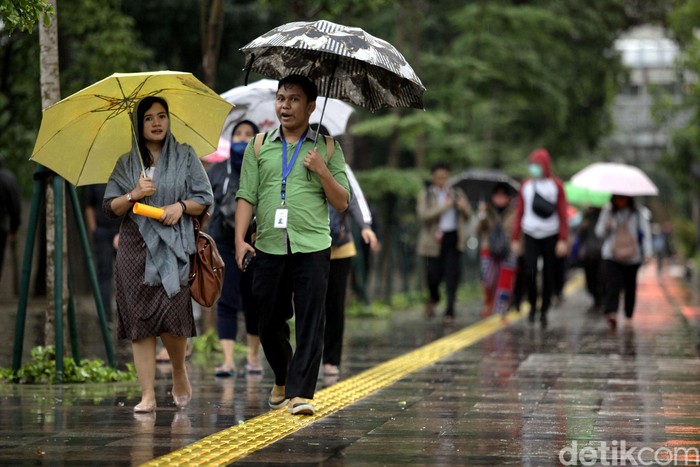 Meski Hujan Begini Sibuknya Pedestrian Sudirman