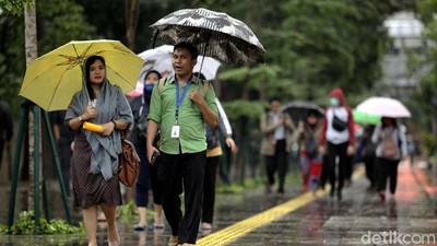 Meski Hujan, Begini Sibuknya Pedestrian Sudirman