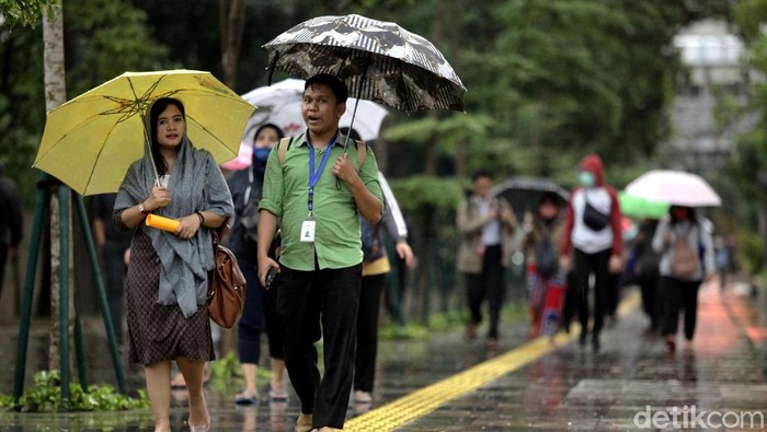 Pedestrian di kawasan Sudirman selau dipadati para pejalan kaki meski giguyur hujan. Begini penampakannya.