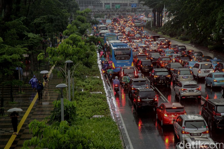 Hujan Lebat Disertai Petir Terjadi di Jakarta Pagi Ini Hujan Lebat Disertai Petir Terjadi di Jakarta Pagi Ini