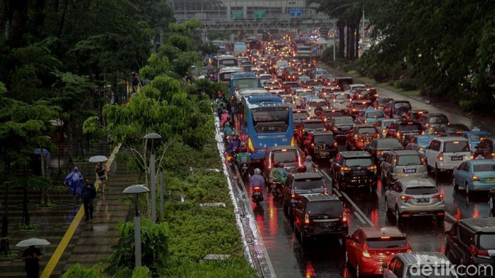 Pedestrian di kawasan Sudirman selau dipadati para pejalan kaki meski giguyur hujan. Begini penampakannya.