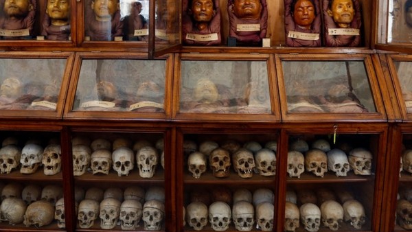 Museum Lombroso di Turin, Italia. Museum ini berisi tengkorak, potongan kepala penjahat dan perkakas kriminal. (Stefano Rellandini/Reuters)