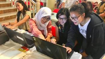Selain belajar coding membuat aplikasi untuk anak-anak. KBRI Muscat juga menggelar acara ngobrol santai bersama Onno W Purbo. Foto: KBRI Muscat, Oman