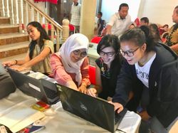 Yuk Intip Aksi Pak Guru Onno Purbo Ajari Anak-anak di Oman