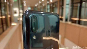 Material plastik di bagian belakang membuat ponsel ini tidak tampak glossy. (Foto: detikINET/Muhamad Imron Rosyadi)