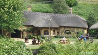 The Green Dragon Inn yang ada di filmnya. Kedai Hobbit ini dibuat dalam ukuran tubuh manusia normal (Fitraya/detikTravel)