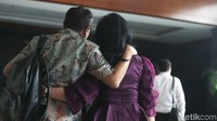 Terdakwa Frederik Siahaan merangkul istrinya seusai sidang.