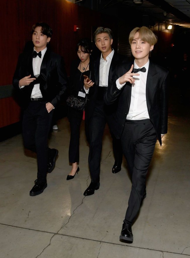 BTS bisa dibilang telah mendobrak pakem Grammy Awards yang biasanya selalu menampilkan busana rancangan desainer populer dunia. Alih-alih Dior atau Gucci, mereka lebih memilih mengenakan rancangan desainer lokal yang notabene baru terkenal di kandang sendiri. Foto: Rich Fury/Getty Images
