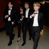 BTS bisa dibilang telah mendobrak pakem Grammy Awards yang biasanya selalu menampilkan busana rancangan desainer populer dunia. Alih-alih Dior atau Gucci, mereka lebih memilih mengenakan rancangan desainer lokal yang notabene baru terkenal di kandang sendiri. Foto: Rich Fury/Getty Images