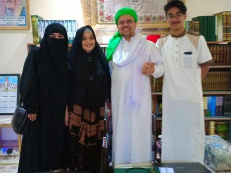 Deretan Artis yang Pernah Bertemu dan Foto Bareng Habib Rizieq di Mekkah Deretan Artis yang Pernah Bertemu dan Foto Bareng Habib Rizieq di Mekkah