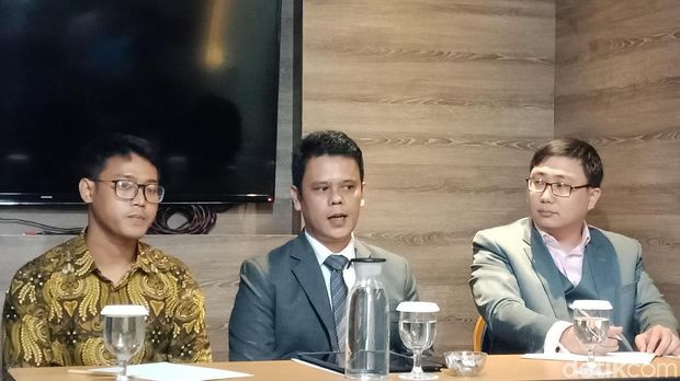 Mahasiswa Atma Jaya Yogyakarta Reza Aldo Agusta (kiri) bersama kuasa hukum memaparkan gugatan ke MK soal UU Perdagangan terkait poin pendidikan